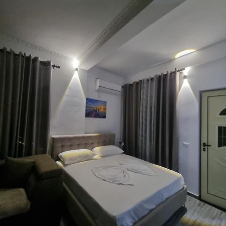 Vila Megi-Rent Room Vlore Exterior photo