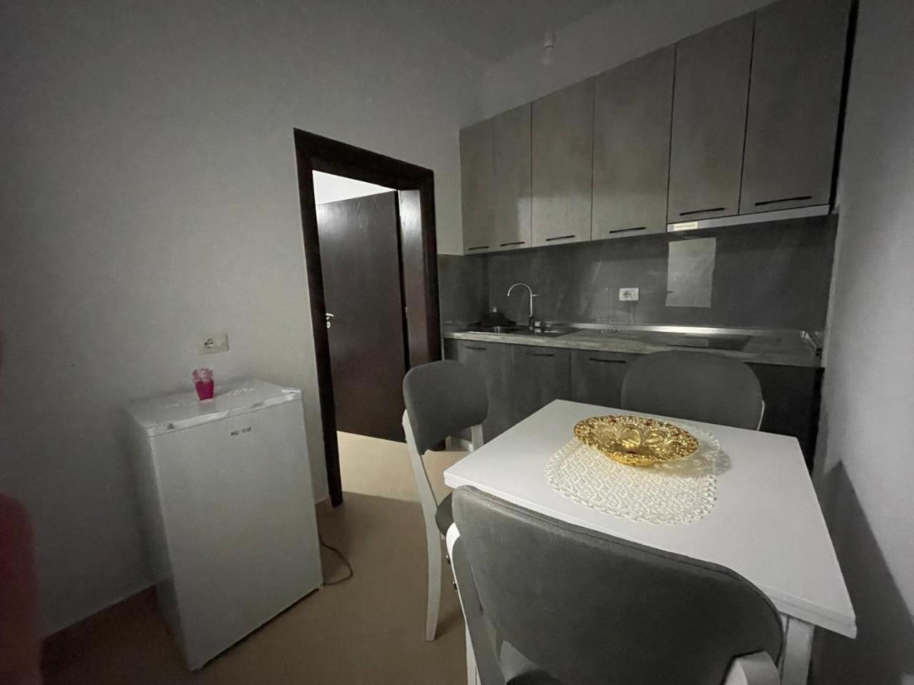 Vila Megi-Rent Room Vlore Exterior photo