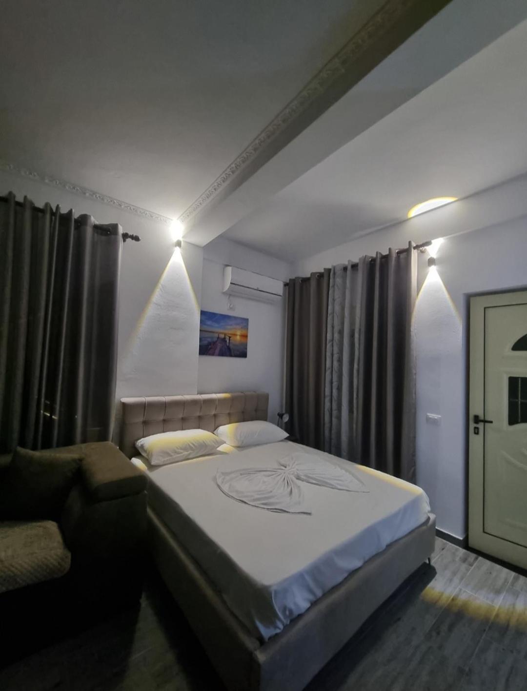 Vila Megi-Rent Room Vlore Exterior photo